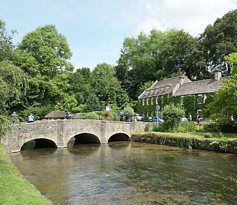 Bridge over the river Coln with Cotswold stone cottages.