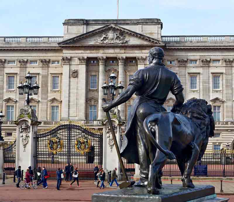 Front of the building from The Queen Victoria Memorial.