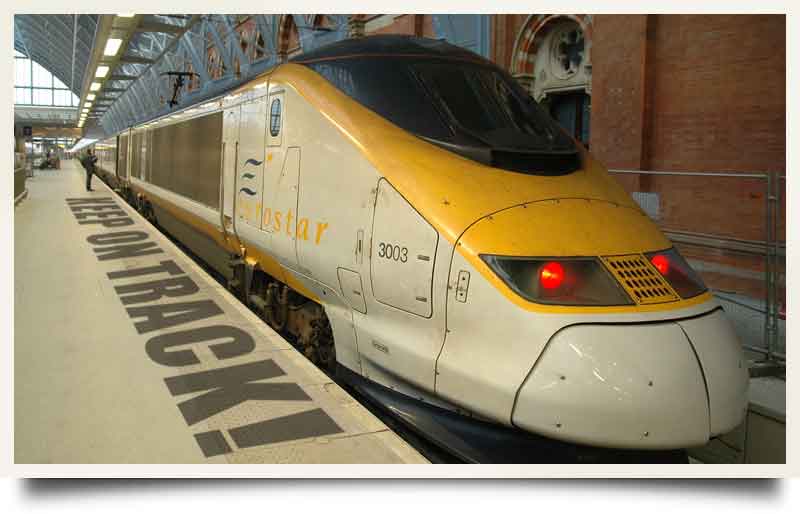 Eurostar at the paltform with caption 'Keep on track!' in perspective.